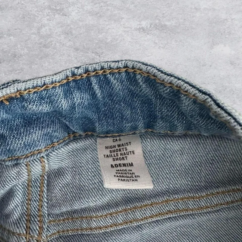 H&M &Denim Womens High Waist Distressed‎ Denim Shorts Light Wash Blue Size 6